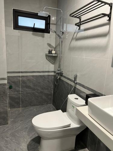un baño con inodoro y lavabo en Tea hotel by Chiến Hảo, en Ha Giang