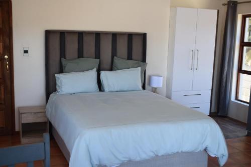 Ένα ή περισσότερα κρεβάτια σε δωμάτιο στο The Crest Studio