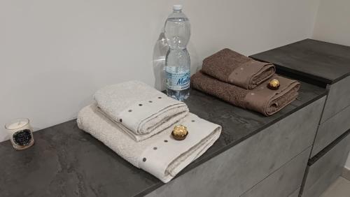 eine Glasablage mit Handtüchern und einer Flasche Wasser in der Unterkunft Casa del gelso in Canale