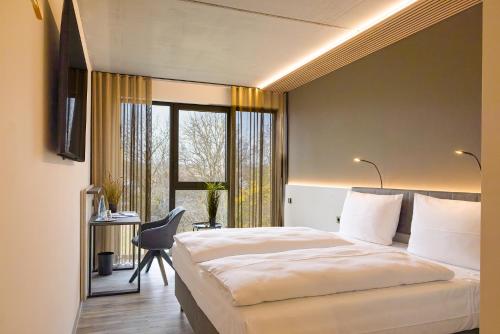 Ένα ή περισσότερα κρεβάτια σε δωμάτιο στο Hotel Schloss Lehen