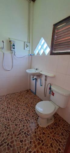 een badkamer met toilet en wastafel bij Smart View Guesthouse 