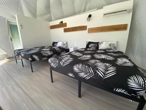 2 Betten mit schwarz-weißen Decken in einem Zimmer in der Unterkunft seagull oasis - Vacation STAY 20620v in Imadomari