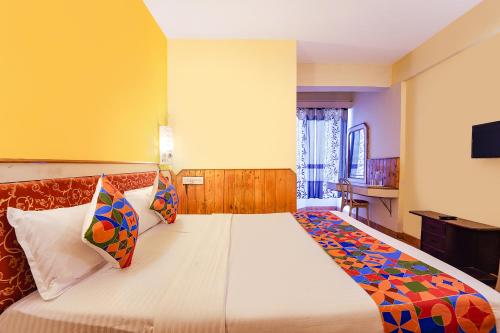 科代卡纳尔JS Heritage的卧室里有一张大床，床铺上还有色彩缤纷的枕头