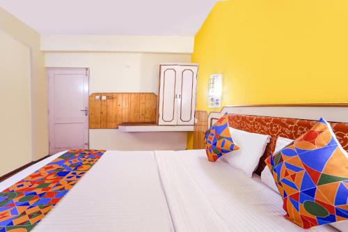 科代卡纳尔JS Heritage的卧室里有一张大床，床铺上还有色彩缤纷的枕头