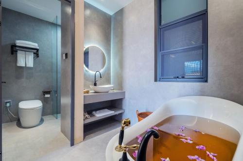 Phòng tắm tại Dali Buxi Traditional Chinese Medicine Wellness and Spiritual Retreat Villa Mountain and Sea Homestay