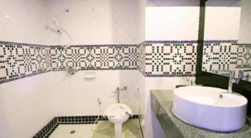 Ένα μπάνιο στο Thepnakorn Hotel