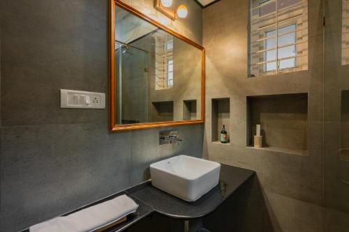 DenkanikotaOhstayz Pride Rock - Mountainview Jacuzzi Villa in Bangalore的浴室里有洗手池和镜子