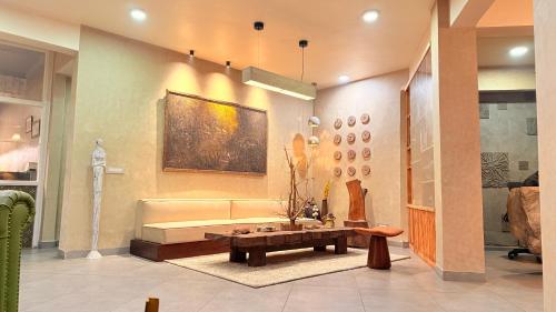 ChambaThe Terraces - Kanatal的客厅里有一张沙发和一张桌子。