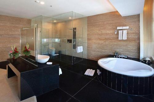 Ένα μπάνιο στο Golden Tulip Galaxy Hotel Banjarmasin