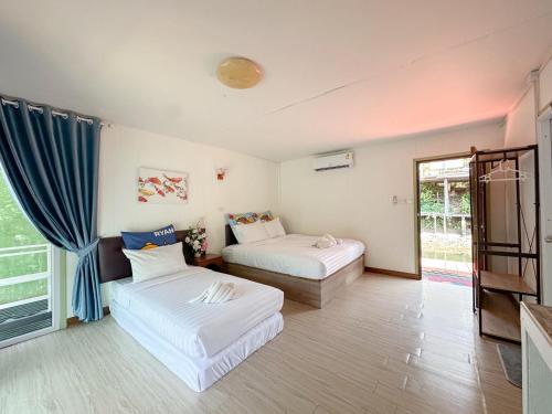 Ένα ή περισσότερα κρεβάτια σε δωμάτιο στο ชอว์ งาทอง รีสอร์ต Chor Ngar Thong Erawan Kanchanaburi