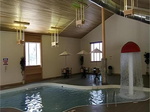 uma piscina com uma fonte de água num quarto em Holiday Inn Express Munising-Lakeview Hotel By IHG em Munising