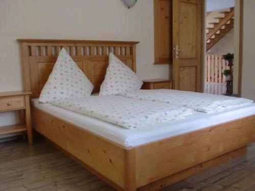 Ένα ή περισσότερα κρεβάτια σε δωμάτιο στο Pensiunea Arpasel