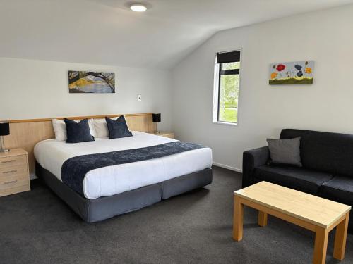 Ένα ή περισσότερα κρεβάτια σε δωμάτιο στο ASURE Central Gold Motel Cromwell