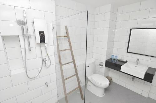 uma casa de banho com um chuveiro, um WC e uma escada. em Boondara Boutique Hotel em Nakhon Phanom