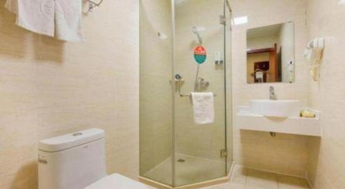 Ένα μπάνιο στο GreenTree Inn Suzhou Guanqian Street Leqiao Metro Station