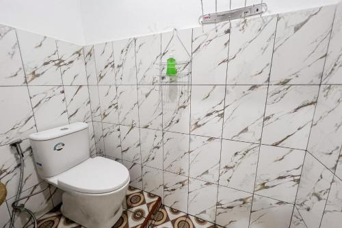 Koupelna v ubytování RedDoorz at Raya Hotel Berastagi