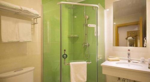 une salle de bain verte avec une douche et un lavabo dans l'établissement GreenTree Inn Beijing Shunyi Fengbo Metro Station, à Qianfengbo