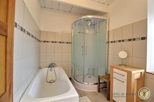 un baño con ducha y bañera en Ti coz, en Lézardrieux