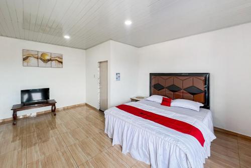 Postel nebo postele na pokoji v ubytování RedDoorz at Raya Hotel Berastagi