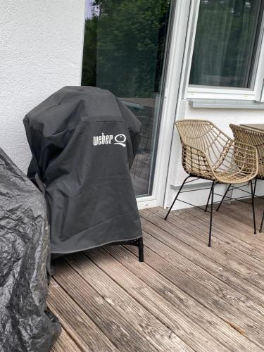 Χώρος καθιστικού στο Gemütliche 2 Zimmer Ferienwohnung mit Terrasse Fernsehsessel Spülmaschine Grill Schaukel, fußläufig zu S-Bahn nach München und See, ideal zum Entspannen aber auch zum Arbeiten