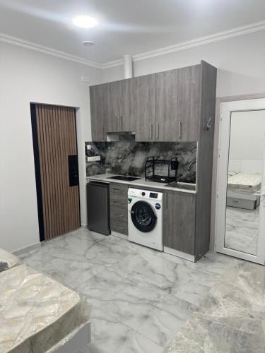 una cucina con fornelli e lavatrice di KHD Apartments a Yerevan