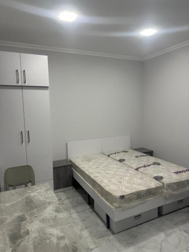 una camera da letto con un letto in una stanza bianca di KHD Apartments a Yerevan
