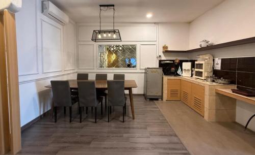 Η κουζίνα ή μικρή κουζίνα στο 仙本那镇上民宿-夏之家 Semporna Town Homestay-Summer Home