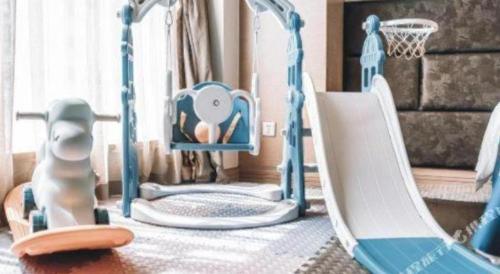 - une salle de jeux avec 2 balançoires et une aire de jeux dans l'établissement Days Hotel & Suites Hengan Chongqing, à Nanchuan