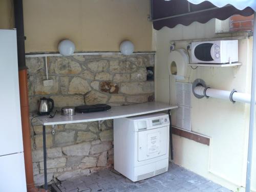 Kuchyň nebo kuchyňský kout v ubytování Penzion Dana Troja