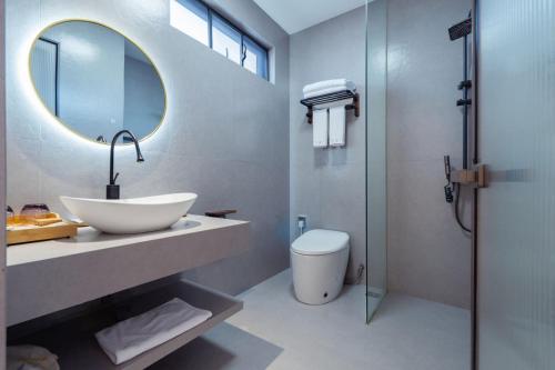 Ένα μπάνιο στο Dali Buxi Traditional Chinese Medicine Wellness and Spiritual Retreat Villa Mountain and Sea Homestay