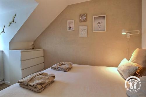 une chambre avec un lit blanc et un escalier dans l'établissement Le monjoie, à Langueux