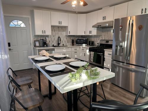 Una cocina o cocineta en Cozy Home near Beaches, LAX, SoFi, Intuit Dome,405