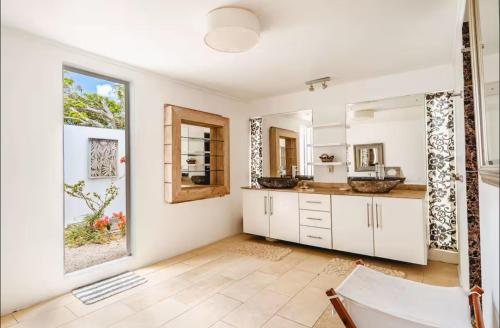 Η κουζίνα ή μικρή κουζίνα στο Private Villa Azure Garden with pool