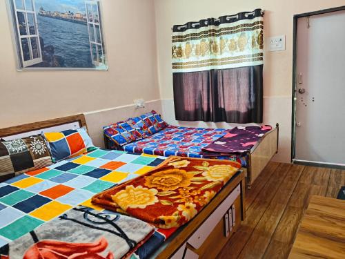 Postel nebo postele na pokoji v ubytování Vyom homestay