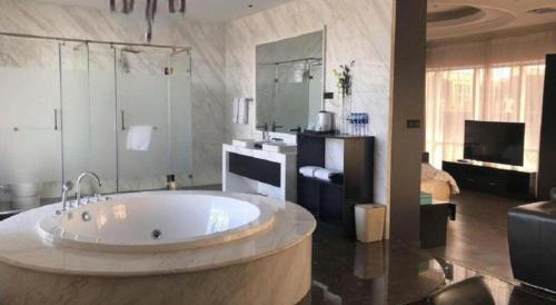 Una televisión o centro de entretenimiento en Xana Hotelle XiAn Gig Wild Goose Pagoda Branch