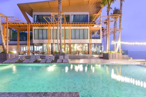 Bazén v ubytování Eco Cozy Beachfront Resort Chaam nebo v jeho okolí