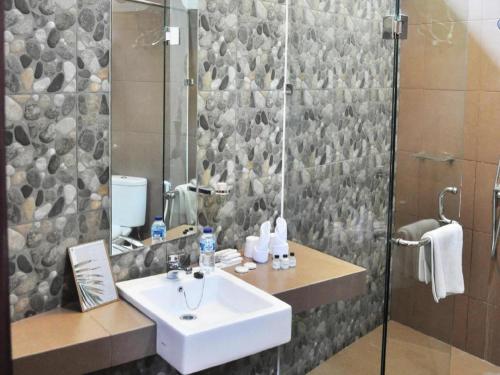 a bathroom with a sink and a shower at VillaTel Salse in Cicadas