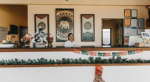 TaporokKeep Diving Resort Bohol的站在商店柜台后面的一名女子