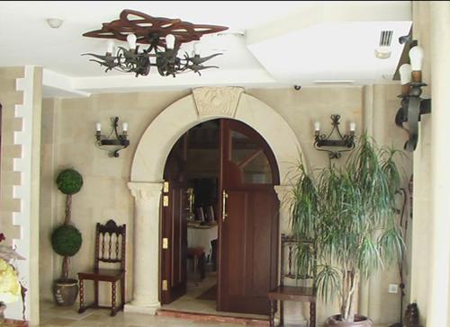 an entrance to a house with an archway and a door at Hospederia Fernando I in León