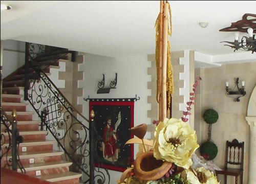 a room with a staircase with a flower in a vase at Hospederia Fernando I in León