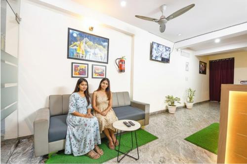 dos mujeres sentadas en una sala de espera en FabHotel ASP Royal Residency I, en Nueva Delhi