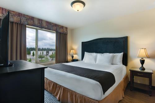 A room at Oxford Suites Spokane Valley