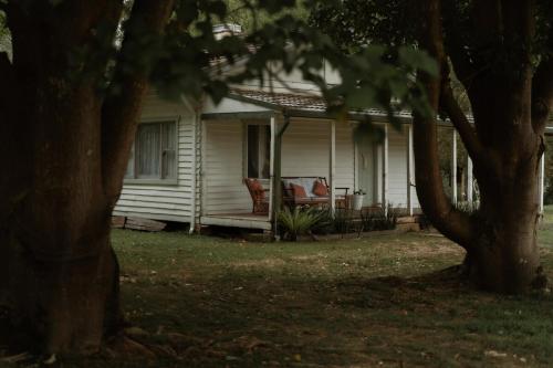 Vườn quanh The Cottage next to Cambewarra Estate Winery