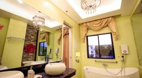 Un baño con dos lavabos y un espejo grande. en Islands Hotel, en Diniginan