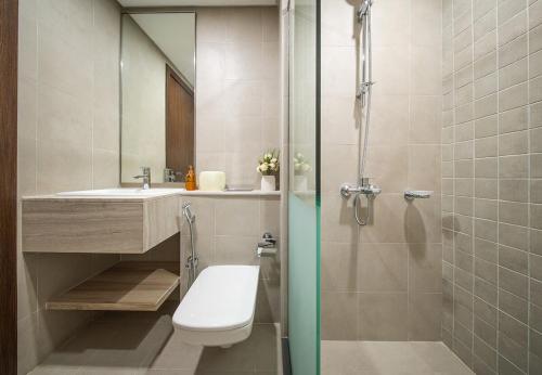 ein Badezimmer mit Dusche, Toilette und Waschbecken in der Unterkunft Cosy Studio Apartment in Blue Bay Walk in Schardscha