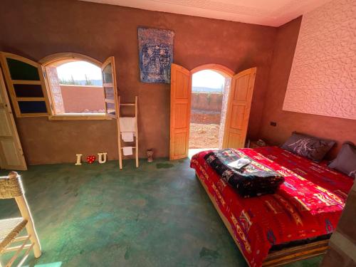 Giường trong phòng chung tại AISHAMA Healing House