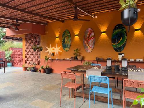 Shantai Luxury Homestay, Malgund في Mālgund: فناء فيه طاولة وكراسي في مطعم