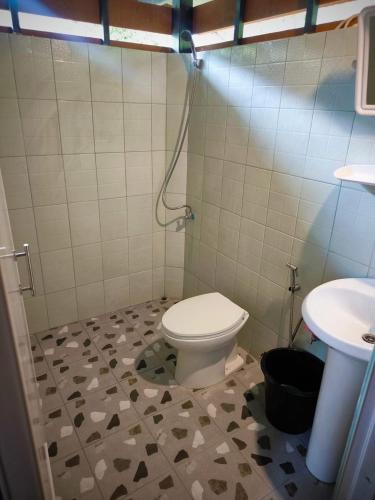 a bathroom with a toilet and a sink at Tadangbay bungalow in Koh Chang Ranong