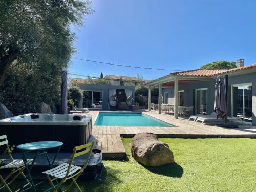 un cortile con piscina e una casa di meli melo a Mangialla