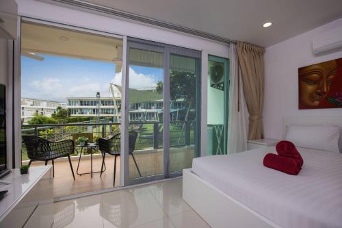 En eller flere senge i et værelse på Modern 2BR Condo at Karon Butterfly Phuket